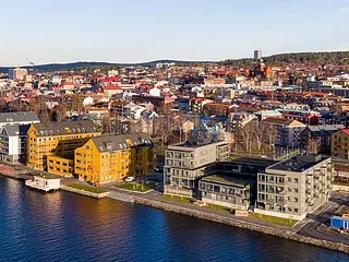 flera hus vid vatten