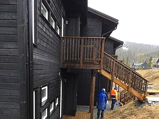 mörkt trähus